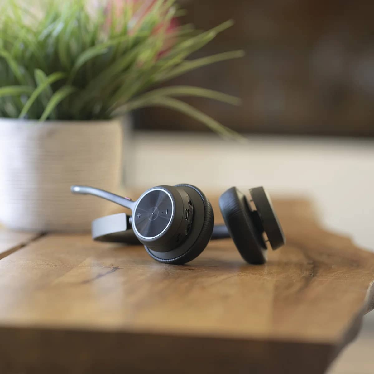 Poly Voyager 4320 UC BT USB-C Headset