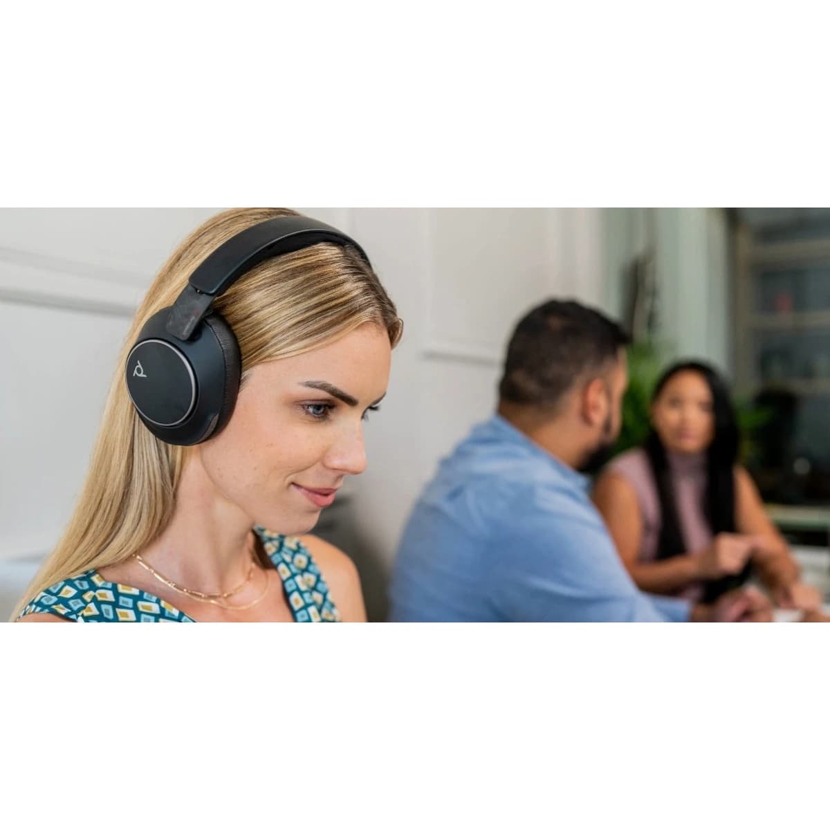 Poly Voyager Focus 2 UC-M USB-C Headset mit Ladestation